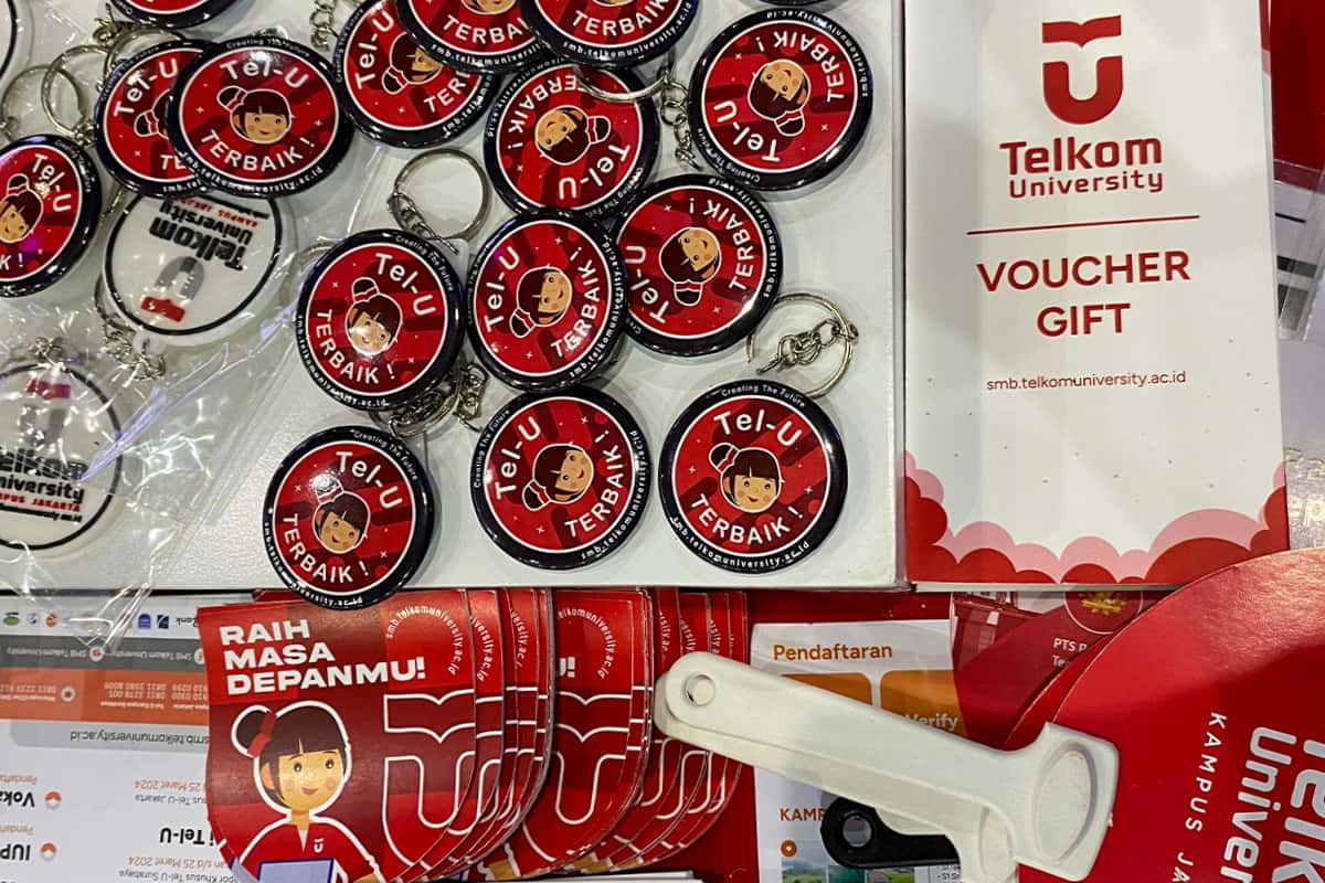 Merchandise Telkom University Di IIETE